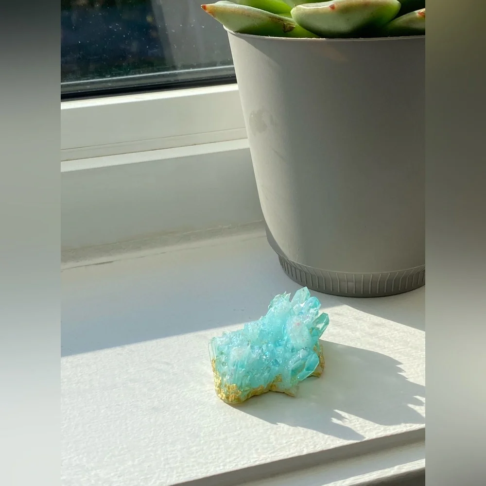 House decoration ~ Frozen light blue crystal cluster with gold flakes 💙🤍 - Picture 4 of 15